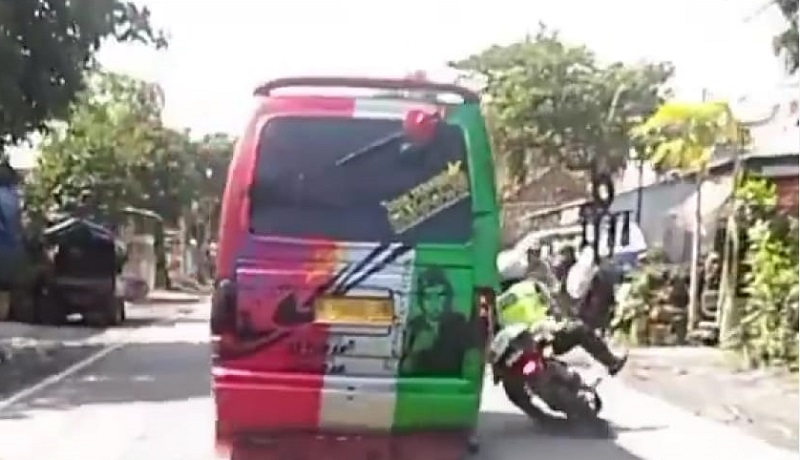 Kronologi Polisi di Probolinggo Terjungkal Diserempet Mobil Elf yang Ugal-Ugalan