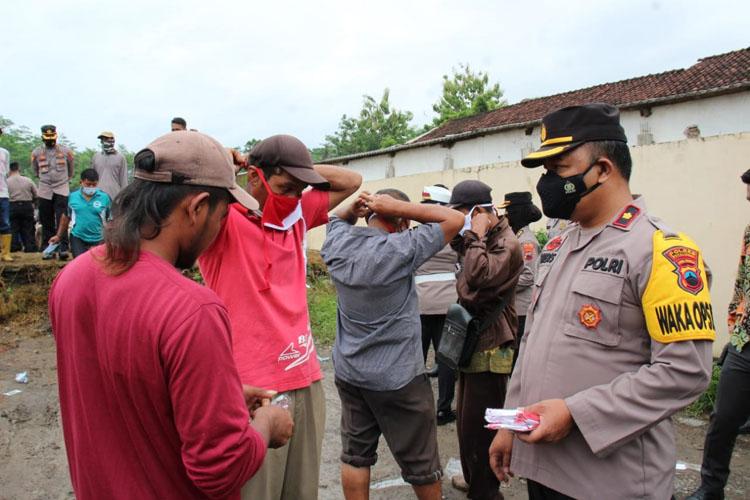 Wakapolres Pekalongan Tegur Pengunjung dan Pedagang Pasar Hewan, Ada Apa?