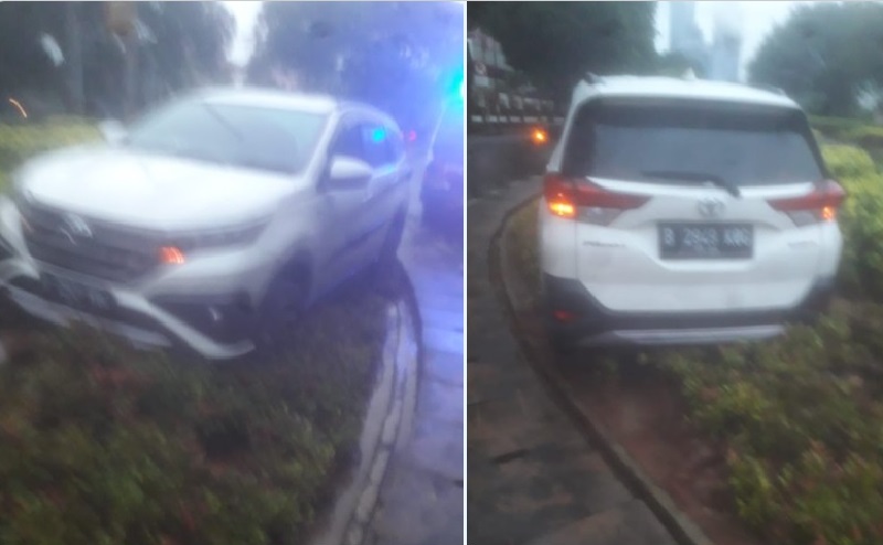 Hilang Kendali, Toyota Rush Terperosok Masuk Taman di Menteng