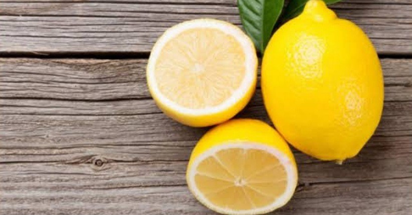 Trik Hilangkan Bau Badan Paling Praktis, Salah Satunya Ada Air Lemon Dioles di Ketiak