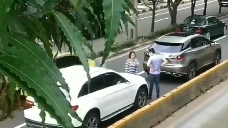 Terekam Kamera, Dua Pengendara Mobil Mewah Adu Mulut di Jalan Pramuka