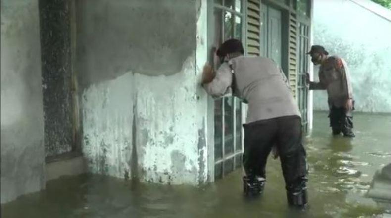 Jaga Keamanan, Polisi Jepara Patroli Kawasan Banjir 