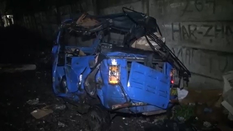 Bajaj Remuk Diserempet Kereta di Pelintasan Jalan Marga Duri Kosambi 