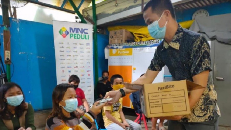 MNC Peduli Berikan Makanan Ringan kepada Anak-Anak Kolong Jembatan Pluit