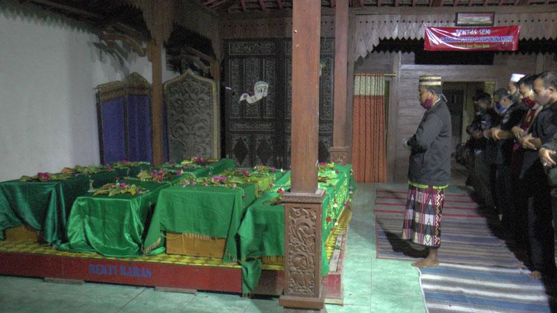Tangis Histeris Pecah saat Pemakaman Jenazah Sekeluarga Korban Pembunuhan di Rembang