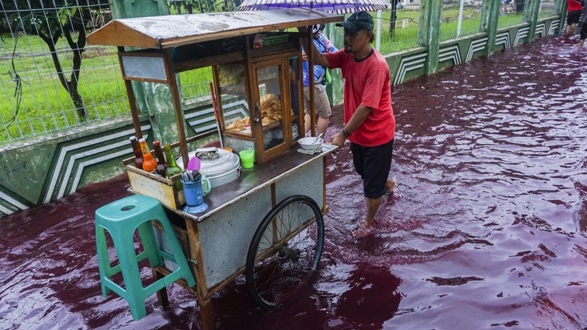 Warga Pekalongan Gempar, Air Banjir Berwarna Merah 