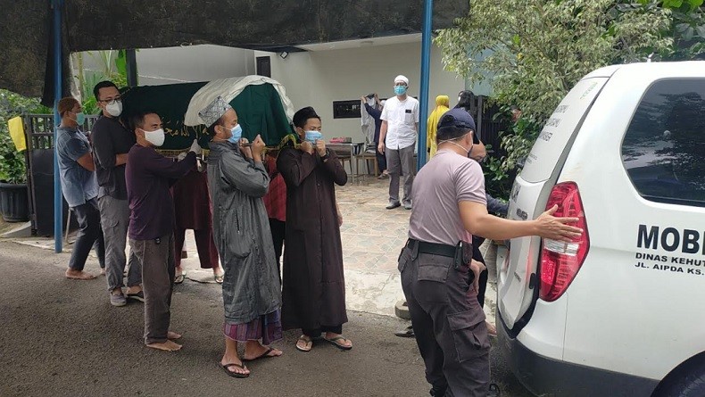 Jenazah Rektor Universitas Paramadina Firmanzah Dimakamkan di TPU Tanah Kusir Jaksel