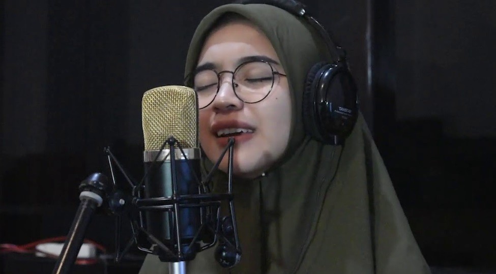 Bikin Hati Adem, Sharla Martiza Cover Lagu Sholawat Burdah