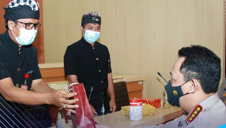 2 Pecalang Berprestasi di Bali Dapat Penghargaan dari Kapolri