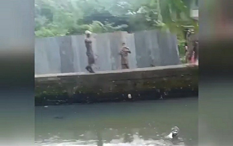 Viral Silver Man Berendam di Sungai Berlumpur, Satpol PP Libatkan Anak dan Istri Pelaku 