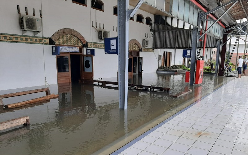 Stasiun Tawang hingga Poncol Terendam Banjir