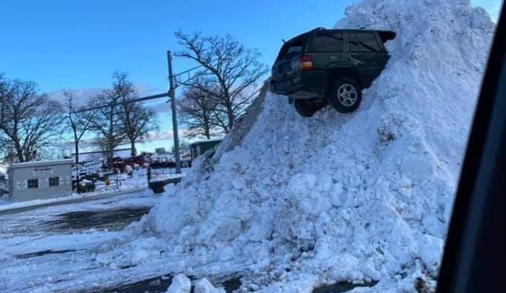 Viral Mobil Jeep Terjebak di Atas Tumpukan Salju, Netizen Bingung Bagaimana Cara Naiknya 