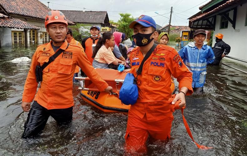 Semarang Masih Banjir, Tim SAR-Ditpolairud Polda Jateng Berjuang Keras Evakuasi Warga 