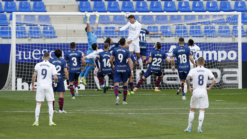 Comeback, Real Madrid Libas Huesca Berkat 2 Gol Raphael Varane