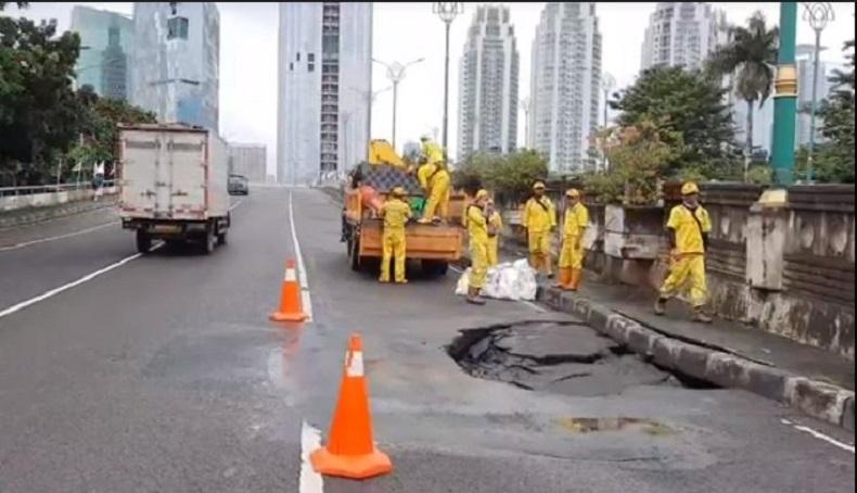 Jakarta Diguyur Hujan Deras, Aspal Jembatan Jalan HOS Cokroaminoto Menteng Ambles