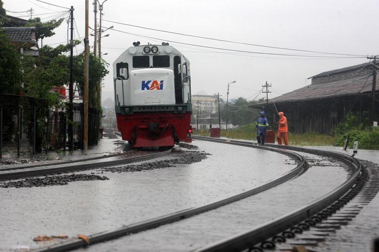 Rel Kereta Tergenang Banjir, Perjalanan KA di Semarang Masih Dialihkan