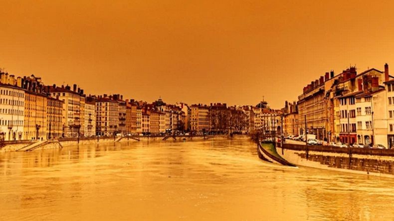 Menakjubkan, Pasir Gurun Sahara Terbang Ribuan Km ke Prancis Ubah Langit Jadi Keemasan