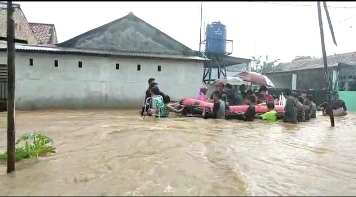 Banjir 1,5 Meter Rendam Permukiman di Karawang, Warga Terpaksa Mengungsi