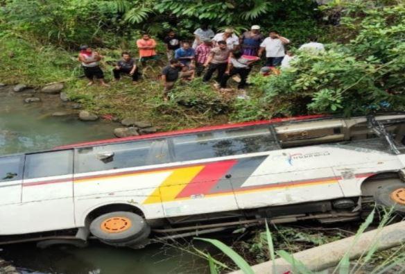 Bus Rombongan Pemkab Agam Jatuh ke Sungai di Madina, 2 Tewas, 14 Luka-Luka