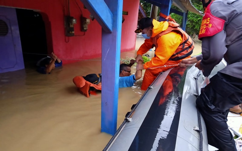 Banjir Akibat Luapan Sungai Cimanuk Meluas, 4.000 Warga Indramayu Ngungsi