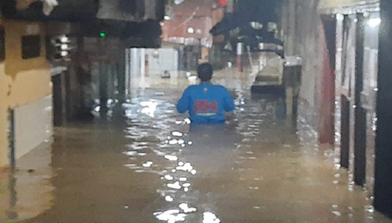 Rumah Terendam Banjir, Warga Positif Covid Bertahan di Lantai 2