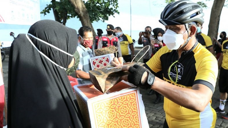 Cegah Penyebaran Covid, Aparat Polda Maluku Semprot Tempat Wisata dengan Disinfektan