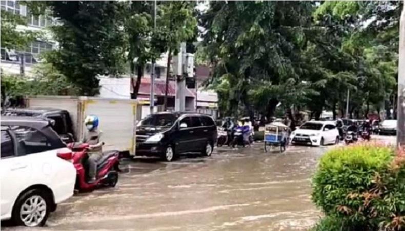 Jalan Bungur Besar Raya Depan PN Jakpus Tergenang Banjir, Lalin Tersendat