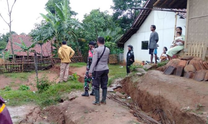 Tanah di Tegalwaru Purwakarta Masih Bergerak, Sebagian Warga Enggan Mengungsi