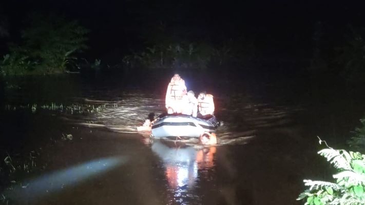 BPBD Majalengka Evakuasi Kakek Nenek di Sawah Berkat Kedipan Lampu Mirip Morse