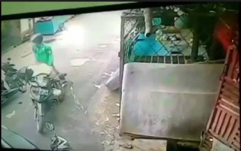 Pria Berjaket Ojek Online Curi Daging Milik Rumah Makan di Palembang 