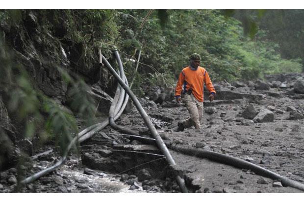 Warga Lereng Merapi Gotong Royong Perbaiki Pipa Air Bersih Terdampak Banjir Lahar