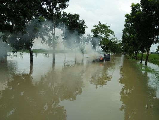 Nekat Terobos Jalur Banjir, Sebuah Sedan Terbakar di Majalengka