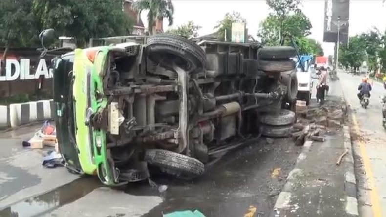 Truk Bermuatan Sabun Terguling, Jalur Pantura di Kendal Tersendat 