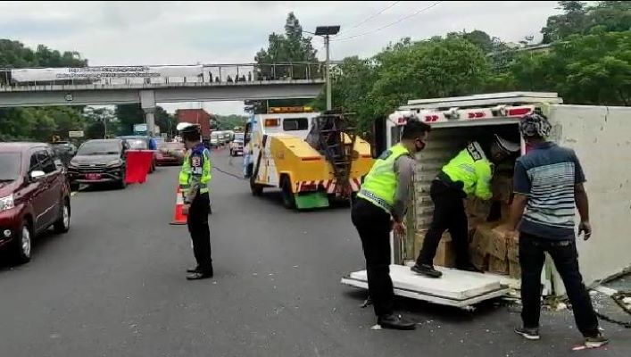 Kepala Induk PJR Cipularang Turun Tangan Bongkar Muatan Truk Terbalik