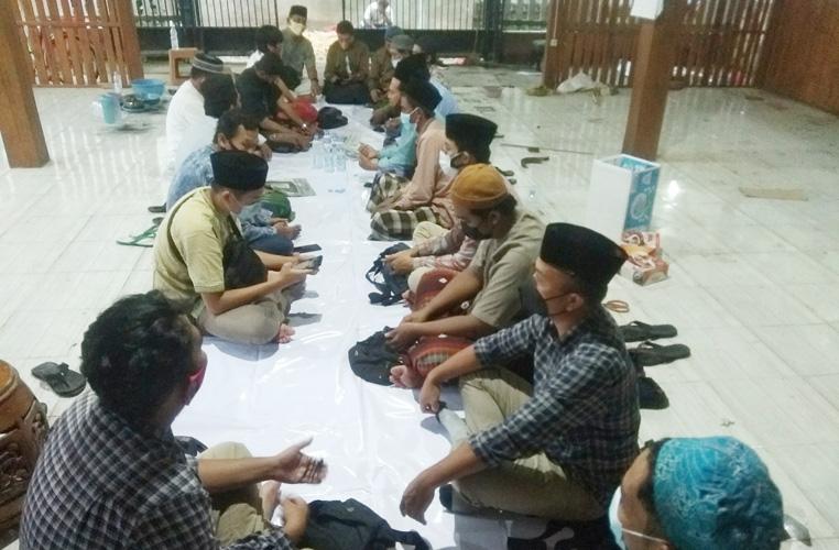 Puluhan Wartawan Rembang Gelar Doa Bersama di TKP Pembunuhan Sekeluarga 
