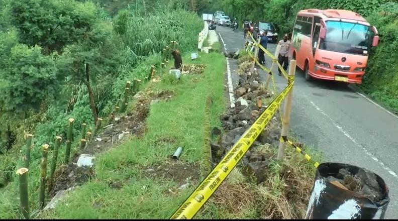 Waspada, Jalur Utama Dieng Wonosobo-Banjarnegara Retak Parah 