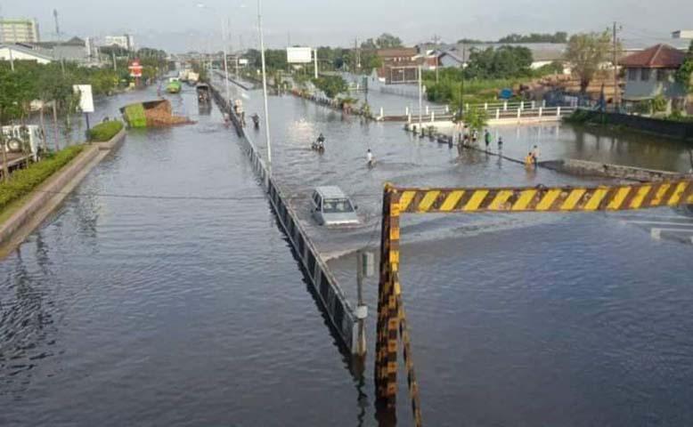 Banjir di Kaligawe Berangsur Surut, Pengendara Tetap Harus Waspada Jalan Berlubang