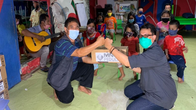 MNC Peduli Kembali Hibur Anak-Anak Kolong Tol Petak Seng dengan Makanan Ringan dan Nyanyian