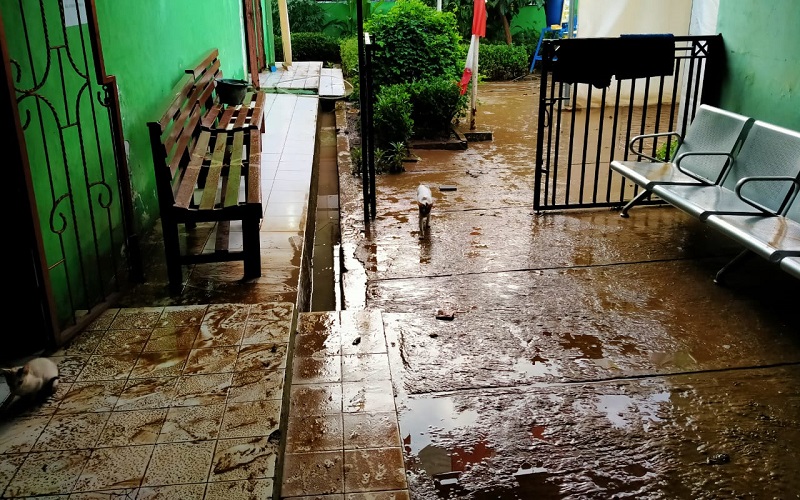 Terdampak Banjir, Puskesmas Bidara Cina III Berhenti Beroperasi