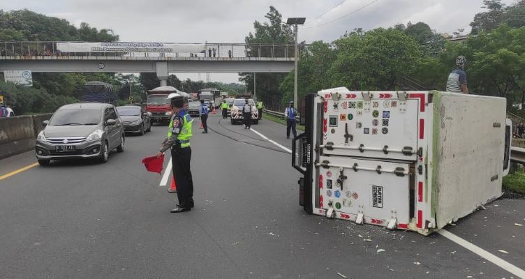 Diduga Pecah Ban, Light Truck Box Terbalik di Tol Cipularang