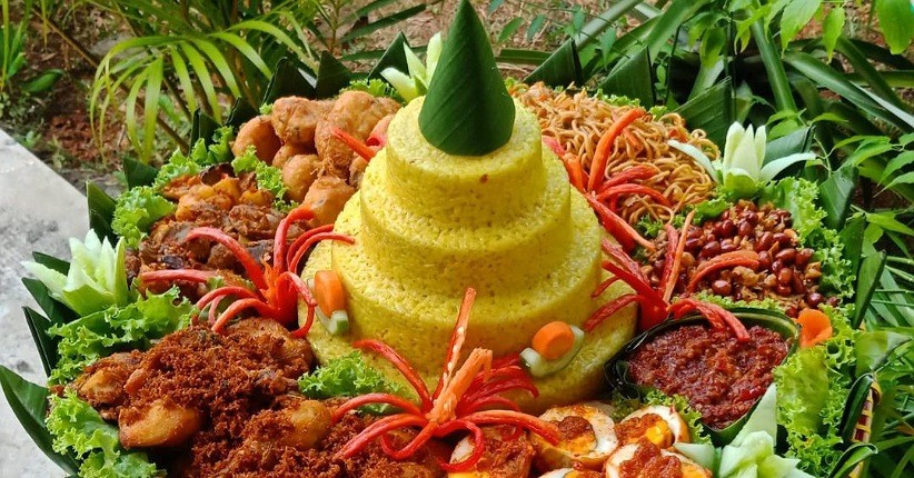 Jangan Potong Bagian Atas Nasi Tumpeng, Ternyata seperti Ini Cara yang Benar 