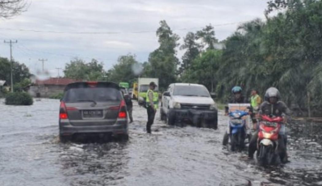 Tips Melewati Banjir bagi Pengendara Mobil Matik, Ketinggian Air Jangan Melebihi Setengah Roda
