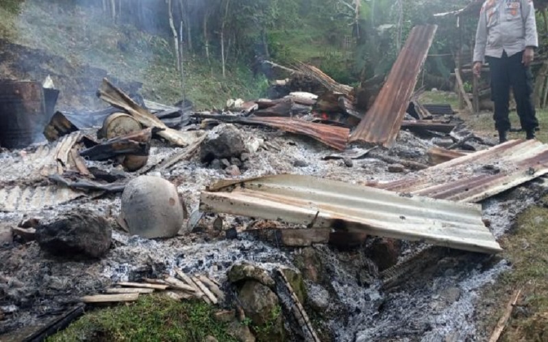 Diduga Dukun Santet, Kakek Nenek Dibacok Warga hingga Rumah Dibakar
