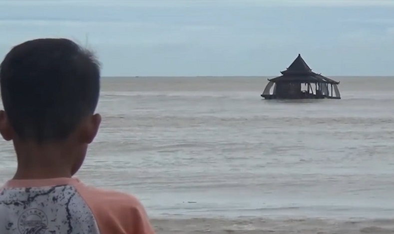 Heboh, Masjid di Pacitan Terseret Banjir Hingga ke Tengah Laut 