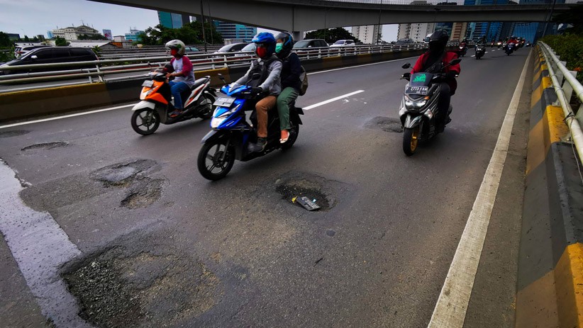 2.394 Jalan Rusak karena Tergerus Air Hujan di Jakarta Timur Diperbaiki