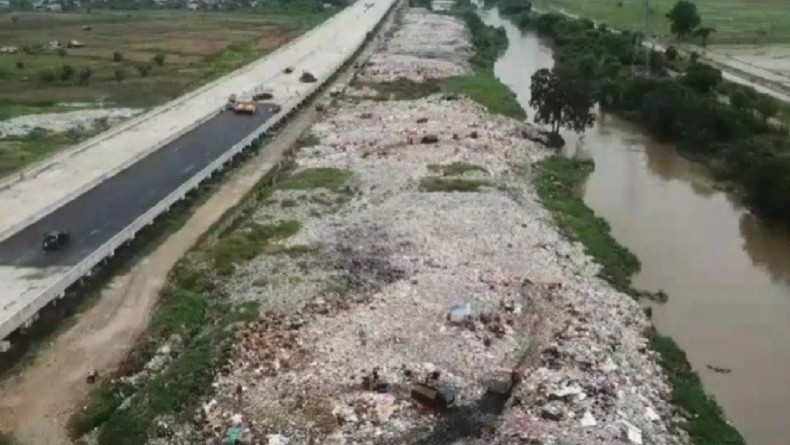 Pemkab Bekasi Pekan Depan Tutup Akses Pembuangan Sampah Ilegal di Bantaran Kali CBL