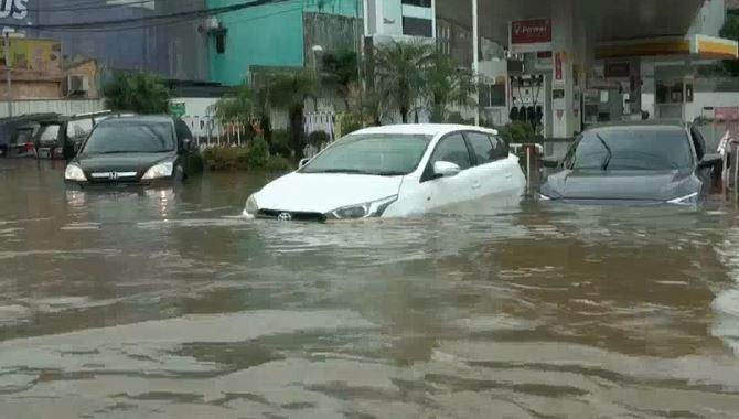 Mobil Terendam Banjir, Ini 4 Hal Harus Anda Lakukan 