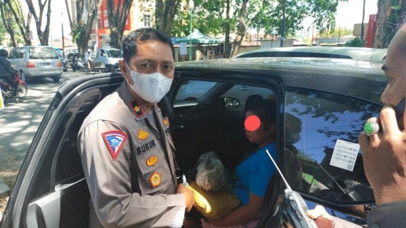Takut Ditangkap, Pengendara yang Bawa Ganja di Padang Lari Tinggalkan Mobil di Jalan