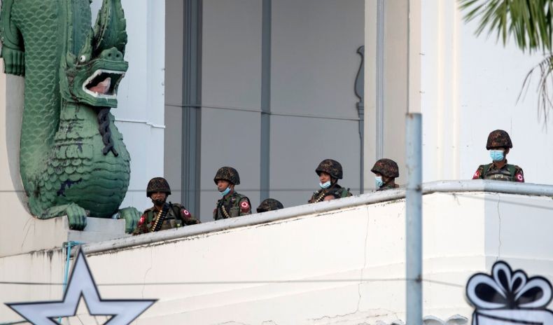 Militer Myanmar Mulai Kerahkan Kendaraan Lapis Baja Hadapi Demonstran, Internet Diputus Lagi