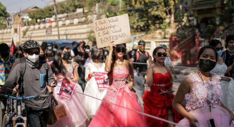 Perempuan Cantik Bergaun Pesta ikut Demo di Myanmar: Saya Tak Ingin Kediktatoran, Hanya Mau Pacar!